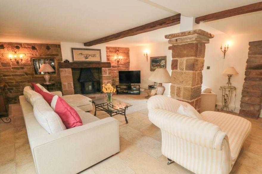 BLACK CAT COTTAGE, pet friendly, luxury holiday cottage in Helmsley