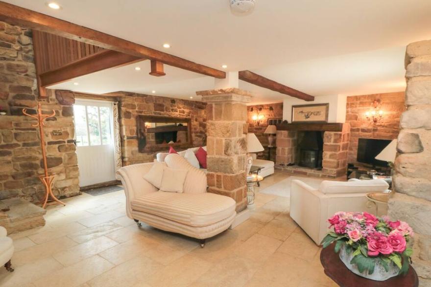 BLACK CAT COTTAGE, pet friendly, luxury holiday cottage in Helmsley