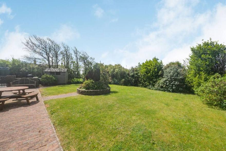 PENBARDEN BARN, family friendly, with open fire in Crackington Haven