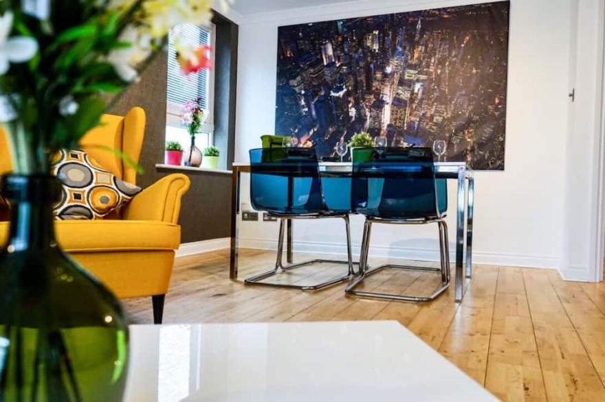Colorful and Contemporary Apartment Free Car Park