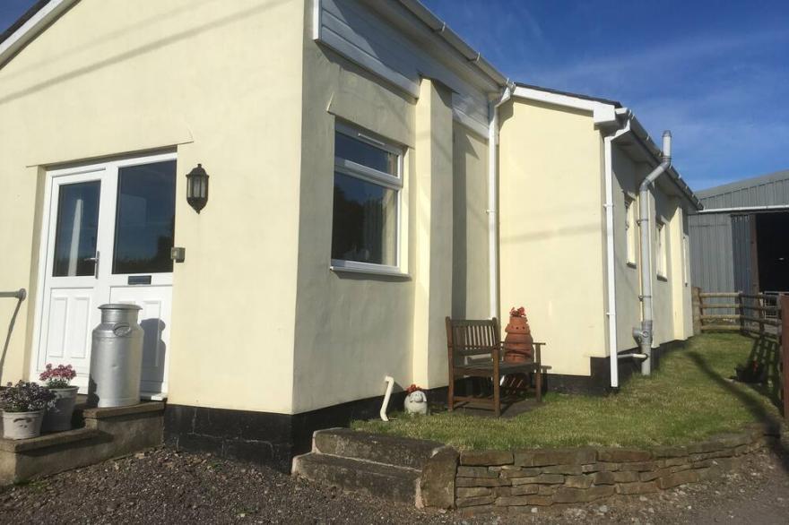 THE OLD DAIRY HOLIDAY COTTAGE, romantic, with a garden in Oakford