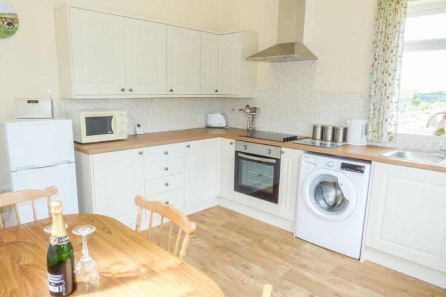 THE OLD DAIRY HOLIDAY COTTAGE, romantic, with a garden in Oakford