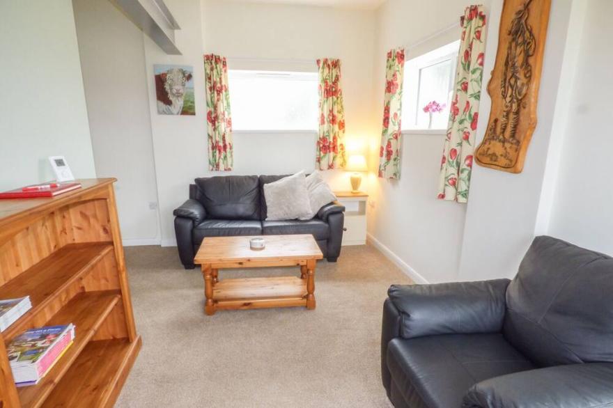 THE OLD DAIRY HOLIDAY COTTAGE, romantic, with a garden in Oakford