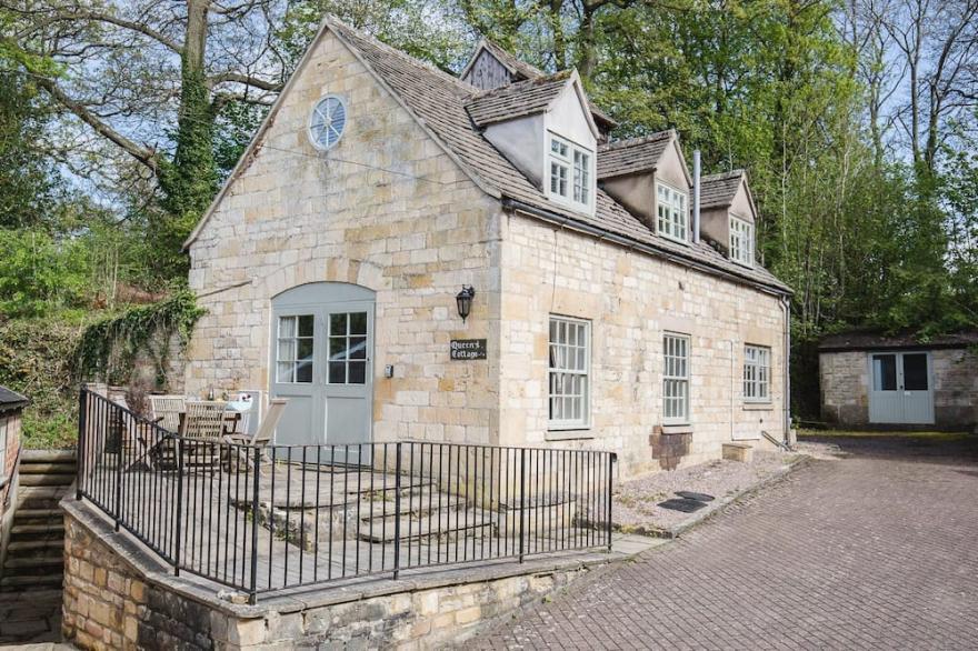 A sudeley castle cottage that sleeps 6 guests  in 2 bedrooms