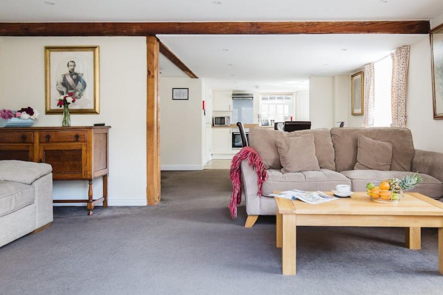 A sudeley castle cottage that sleeps 6 guests  in 2 bedrooms