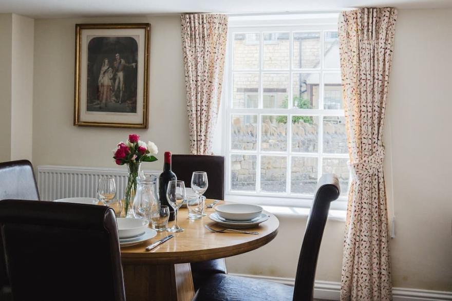 A sudeley castle cottage that sleeps 6 guests  in 2 bedrooms
