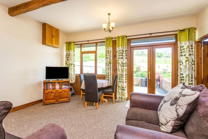 THE CARTHOUSE, pet friendly, with a garden in Woolhope