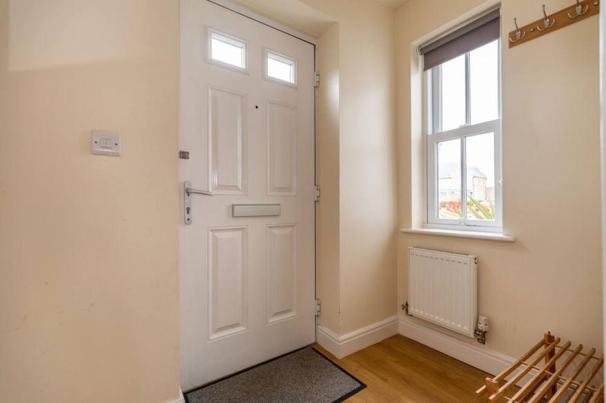 MARIS COTTAGE, pet friendly, with pool in Filey