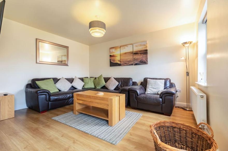 MARIS COTTAGE, pet friendly, with pool in Filey