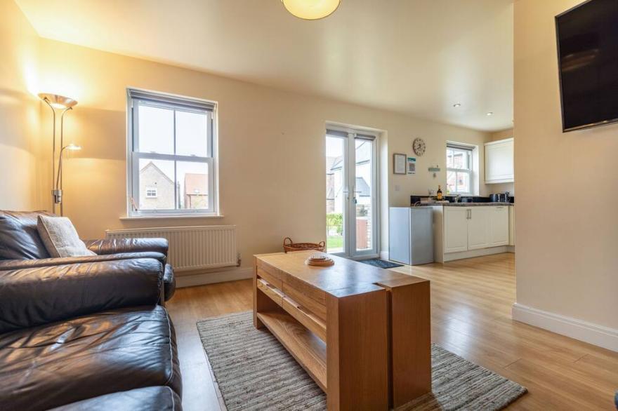 MARIS COTTAGE, pet friendly, with pool in Filey