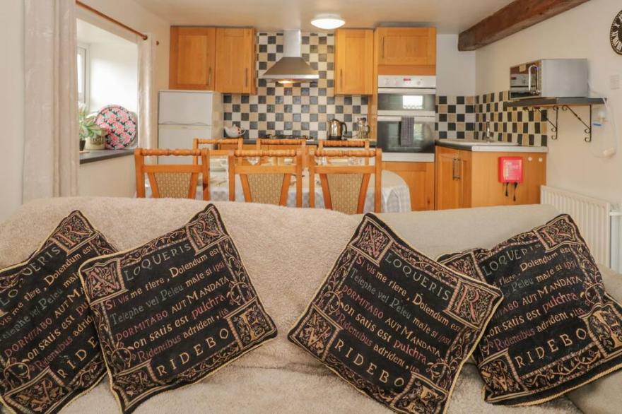 BLENG BARN COTTAGE, pet friendly, with hot tub in Gosforth