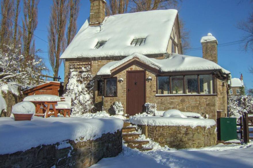 7 GRETTON, romantic, character holiday cottage in Cardington