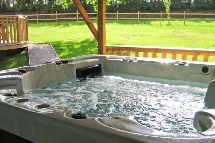 ASH LODGE, pet friendly, luxury holiday cottage in Washford