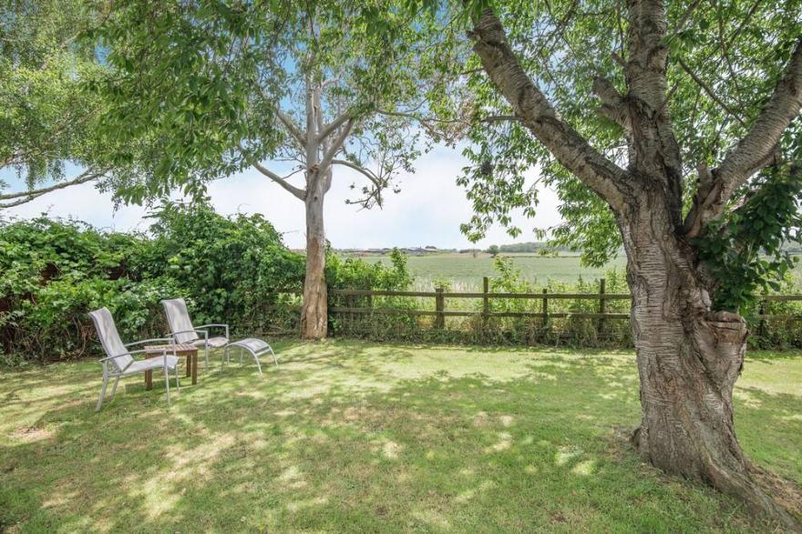 SUNSHINE LODGE, pet friendly, character holiday cottage in Stogursey