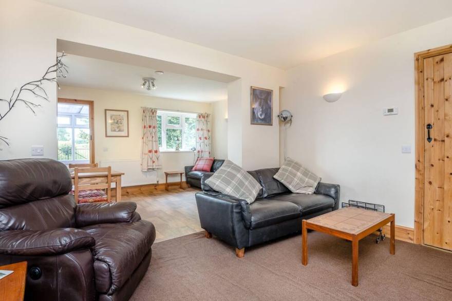 SUNSHINE LODGE, pet friendly, character holiday cottage in Stogursey
