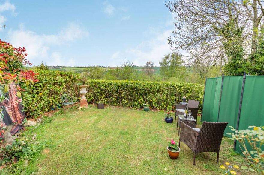 HILLSIDE COTTAGE, pet friendly, with a garden in Peasedown St John