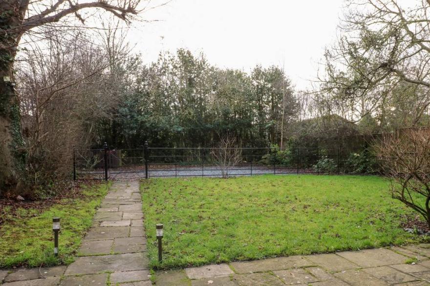 GATEHOUSE CROFT, pet friendly, with open fire in Polesworth