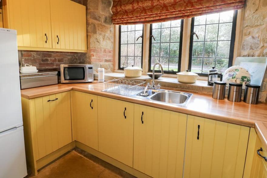 GATEHOUSE CROFT, pet friendly, with open fire in Polesworth