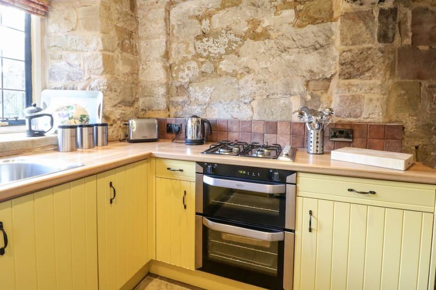 GATEHOUSE CROFT, pet friendly, with open fire in Polesworth