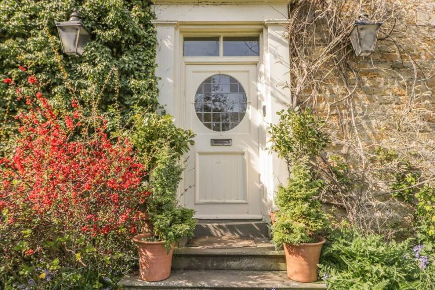 MANOR FARM, pet friendly, luxury holiday cottage in Hutton Buscel