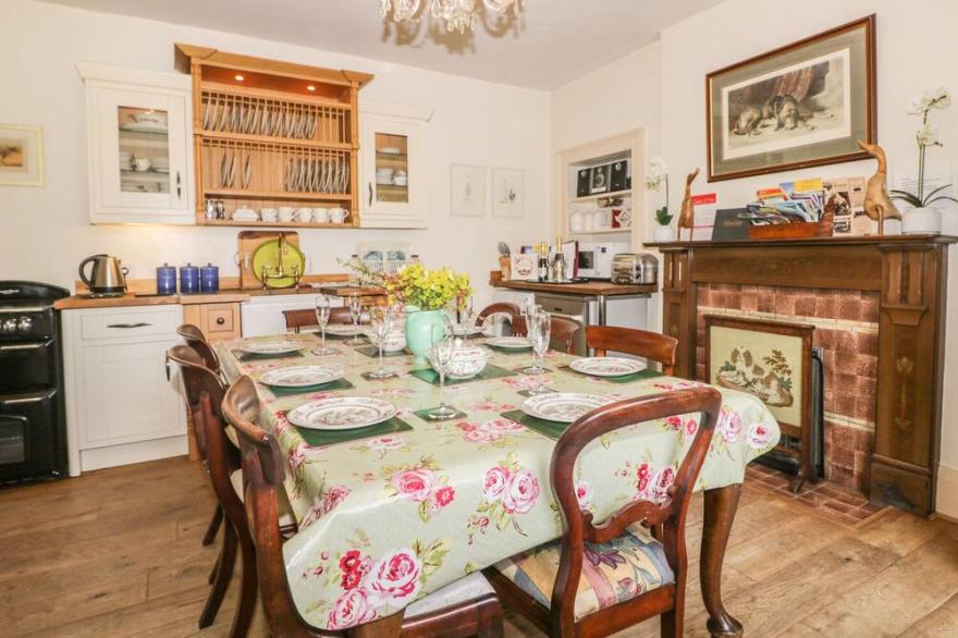 MANOR FARM, pet friendly, luxury holiday cottage in Hutton Buscel