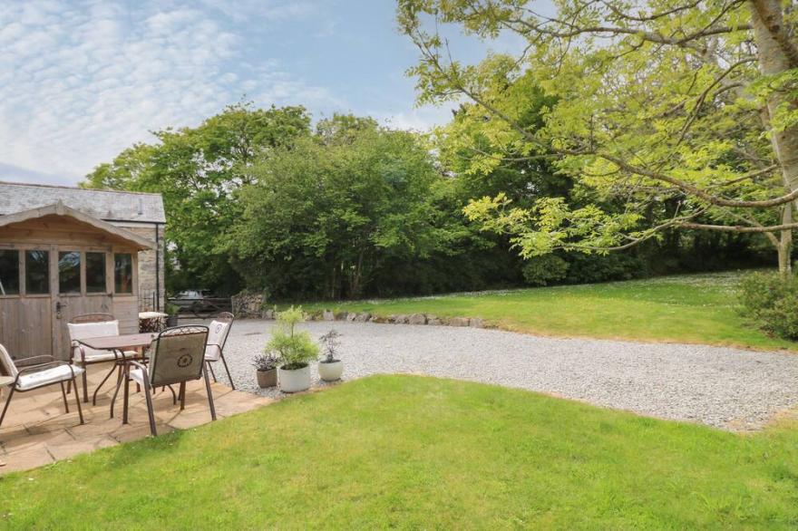 TREVOOLE BARN, pet friendly, with open fire in Praze-An-Beeble