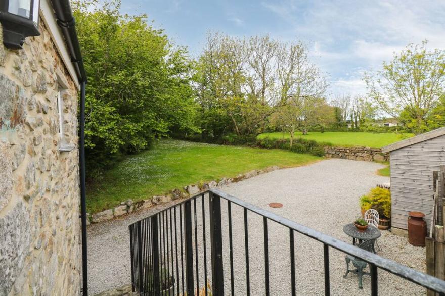 TREVOOLE BARN, pet friendly, with open fire in Praze-An-Beeble