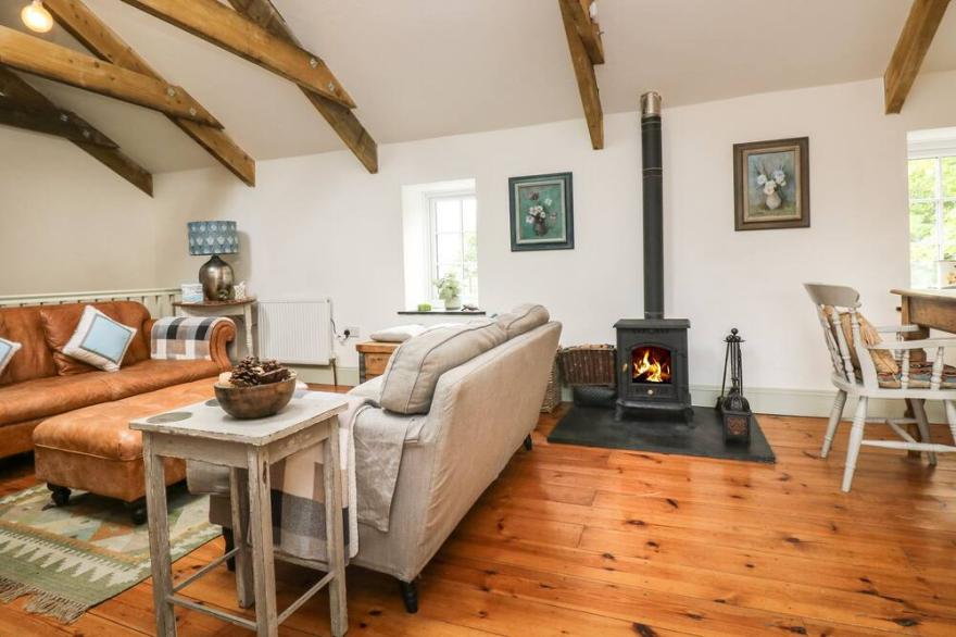 TREVOOLE BARN, pet friendly, with open fire in Praze-An-Beeble