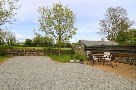 TREVOOLE BARN, pet friendly, with open fire in Praze-An-Beeble