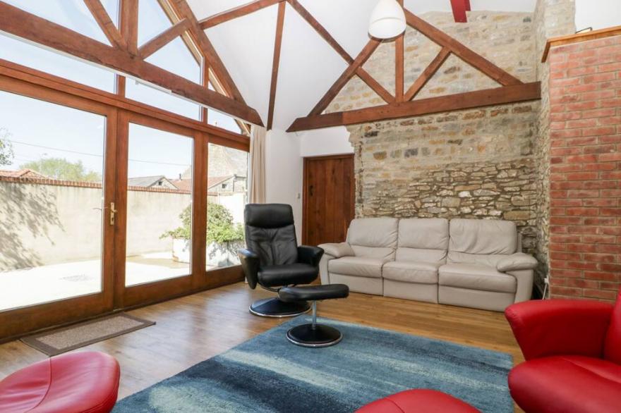 THE STONE BARN, character holiday cottage in Shepton Mallet