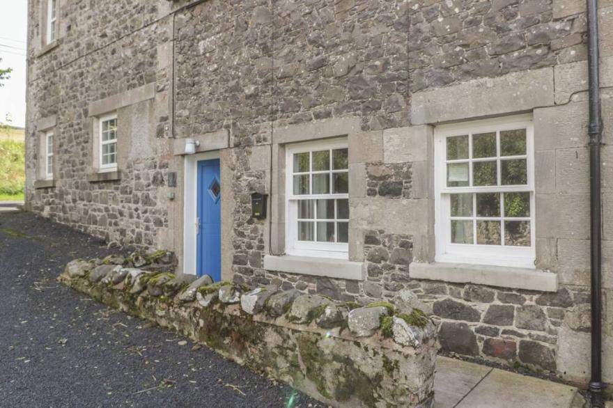 KIRK COTTAGE, pet friendly, with open fire in Hownam