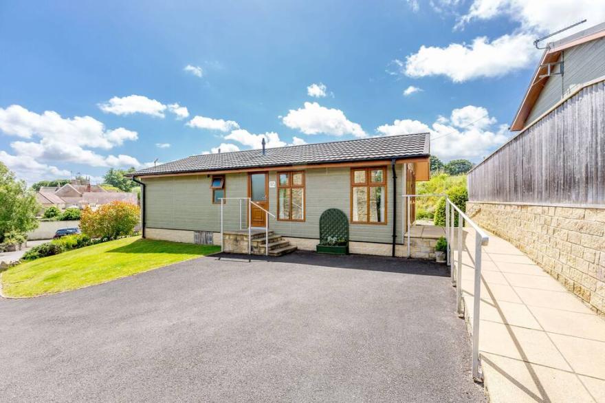 LAVENDER LODGE, pet friendly, with a garden in Charlton Horethorne
