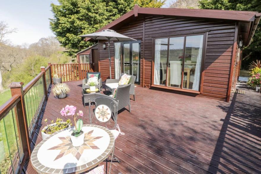 SUMMERTIME LODGE, family friendly, with a garden in Rhyd-Y-Foel