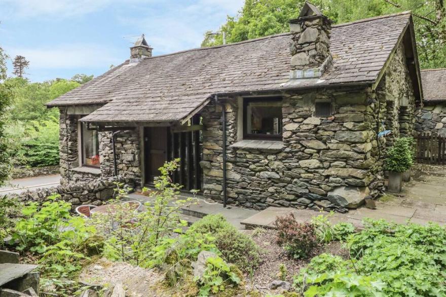 LOW BROW BARN, pet friendly, with open fire in Ambleside