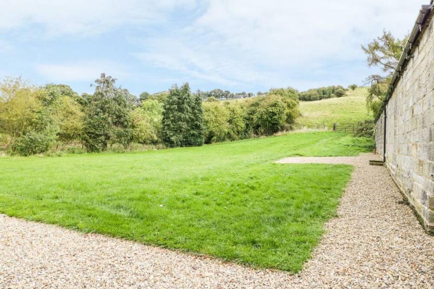 LOWDALE BARNS EAST, pet friendly, with a garden in Sleights