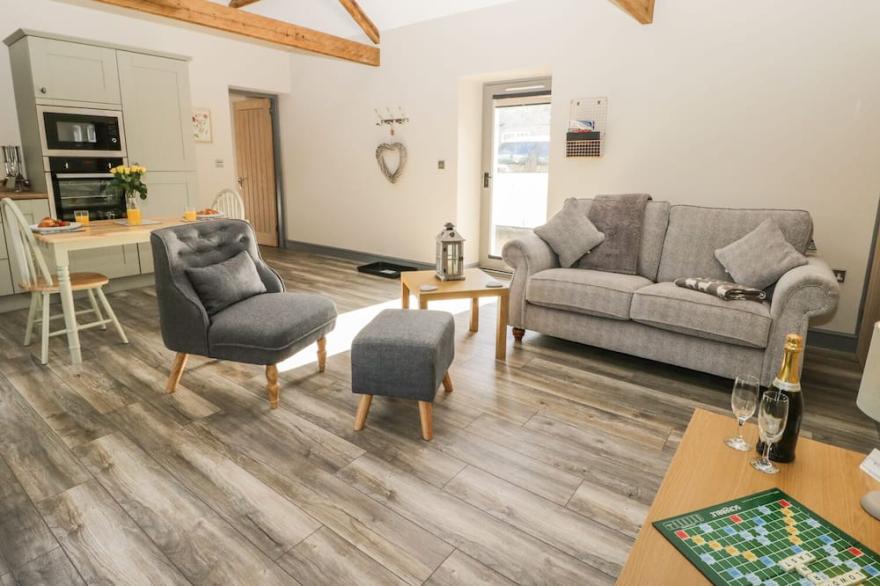 LOWDALE BARNS EAST, pet friendly, with a garden in Sleights
