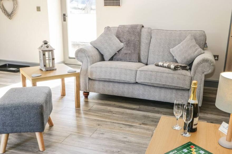 LOWDALE BARNS EAST, pet friendly, with a garden in Sleights