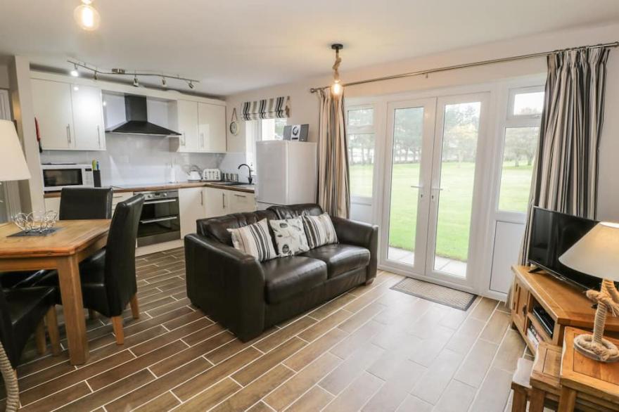 DRIFTWOOD, pet friendly, country holiday cottage in Harlech