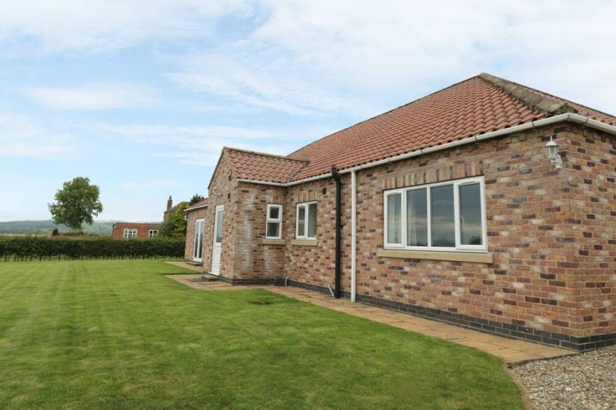 GRANVILLE LODGE, pet friendly, with a garden in Pocklington