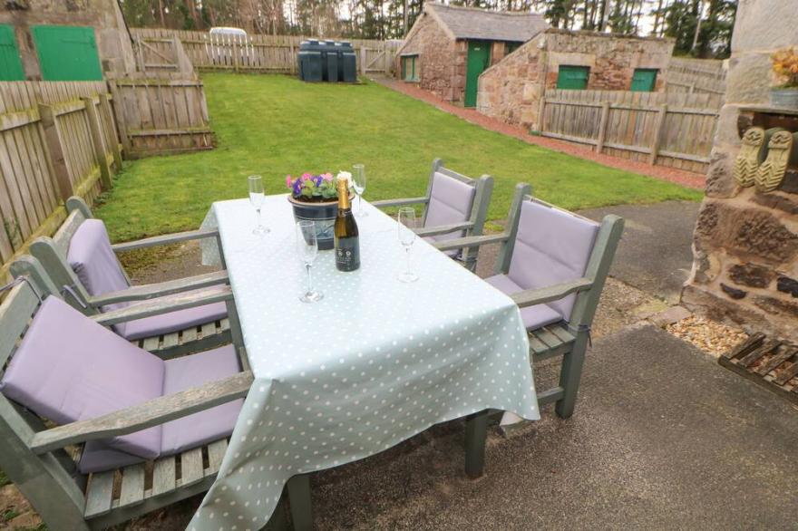 KITS COTTAGE, pet friendly, character holiday cottage in Belford