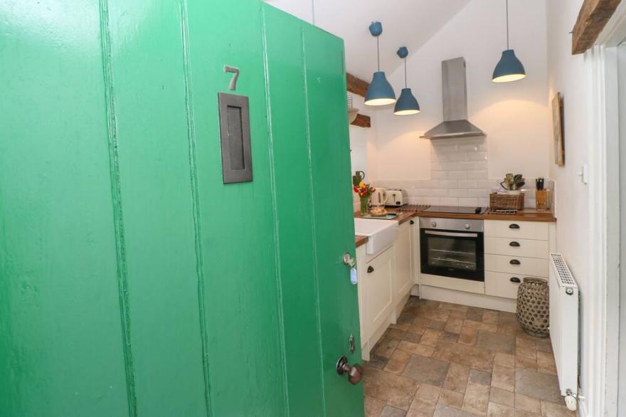 KITS COTTAGE, pet friendly, character holiday cottage in Belford