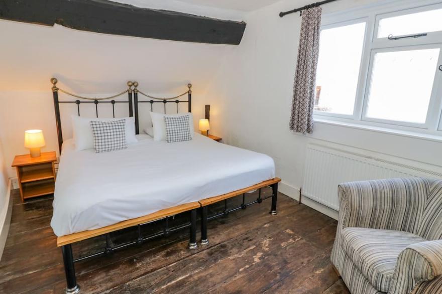 LITTLE COWARNE COURT, pet friendly, with a garden in Little Cowarne