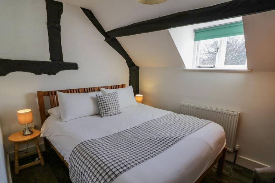 LITTLE COWARNE COURT, pet friendly, with a garden in Little Cowarne