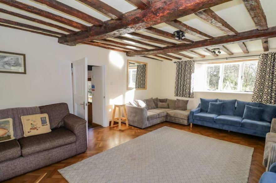 LITTLE COWARNE COURT, pet friendly, with a garden in Little Cowarne