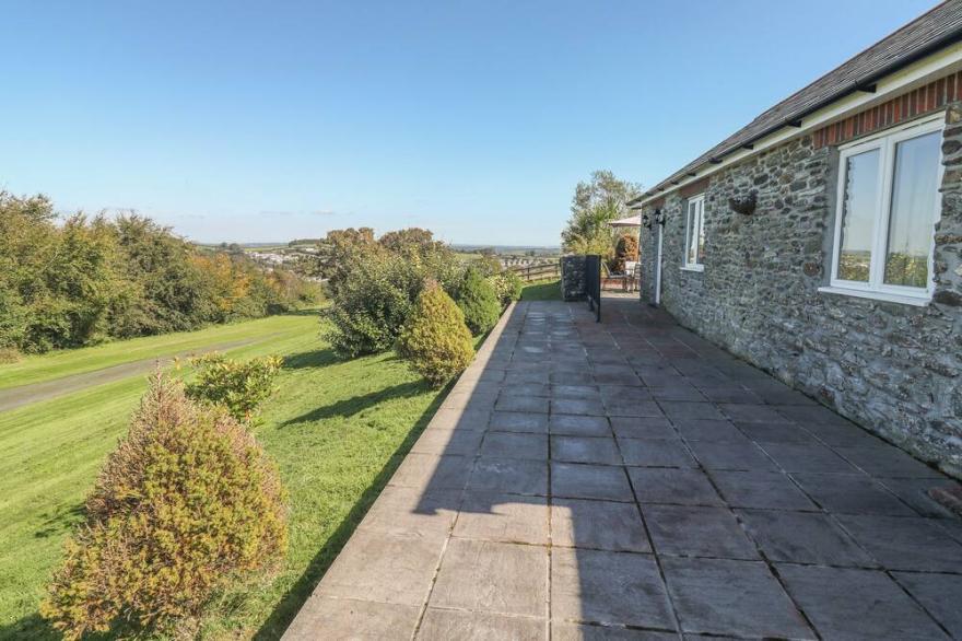 MIDDLE BARN, pet friendly, character holiday cottage in Launceston