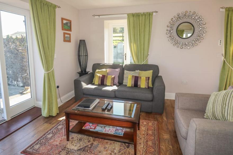 MIDDLE BARN, pet friendly, character holiday cottage in Launceston