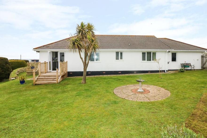 BETHANY BAY VIEW, pet friendly, with a garden in Holywell Bay