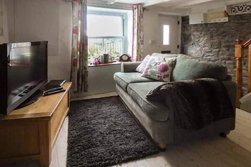 LONGVIEW COTTAGE, pet friendly, with a garden in Penwithick