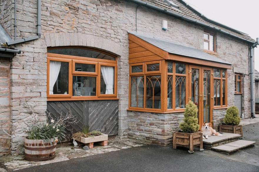 STARGAZER'S LOFT, romantic, character holiday cottage in Hay-On-Wye