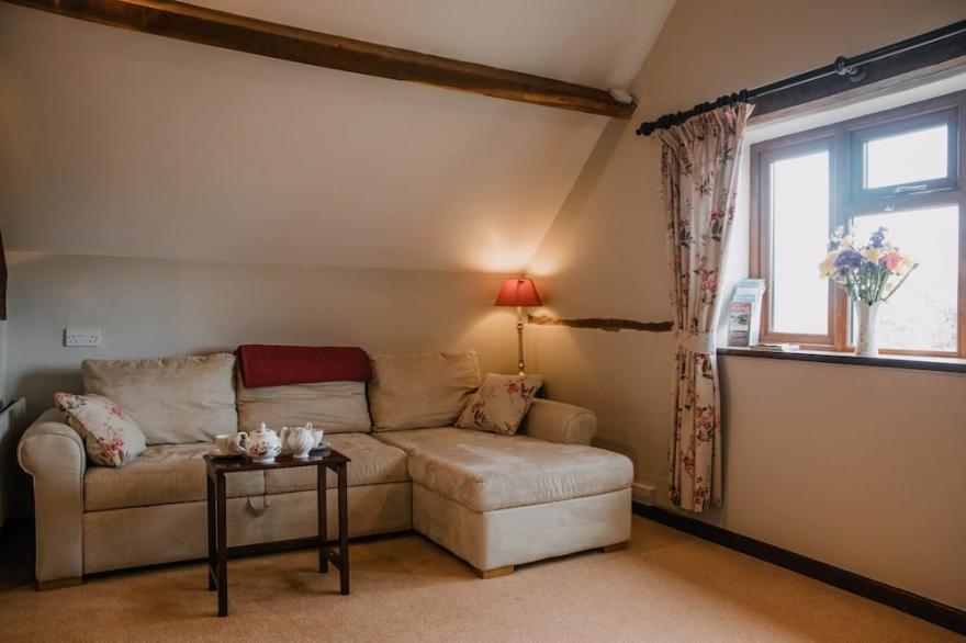 STARGAZER'S LOFT, romantic, character holiday cottage in Hay-On-Wye